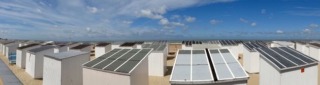 Panorama van de strandhuisjes op het strand