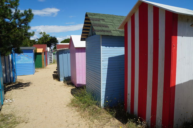 Bizar is dat er nog een rijtje met strandhuisjes achter staat