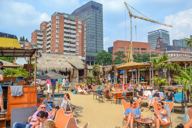 Schoenen uit, zand tussen de tenen en een lekker hapje en\/of drankje. Ontspannen maar!