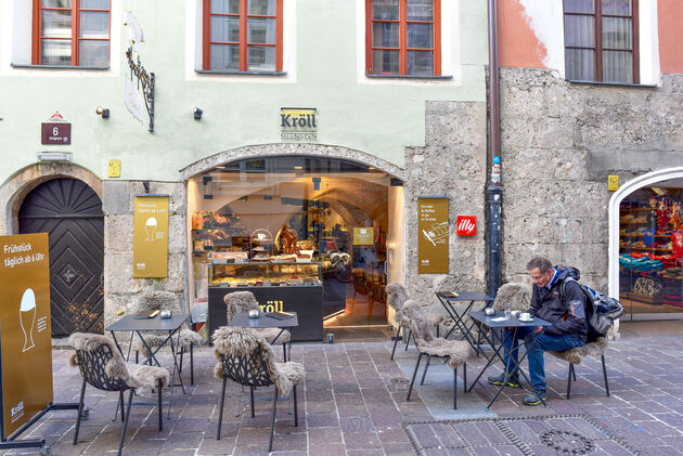 Plof na het fietsen neer bij Strudel Cafe Kr\u00f6ll