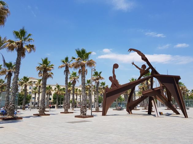 Kunstwerk van Alfredo Lanz aan de Barceloneta (Barcelona Beach), een hommage aan de zwemmers