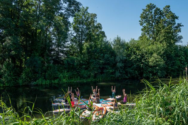 Sup-yoga is een ontspannen manier om je dag te beginnen