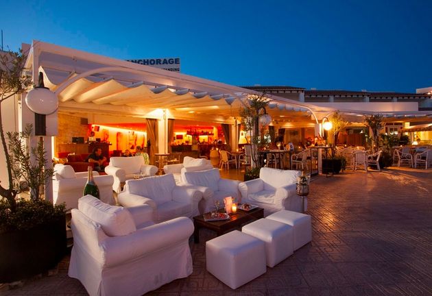 Het terras van Sushipoint in de haven van Ibiza