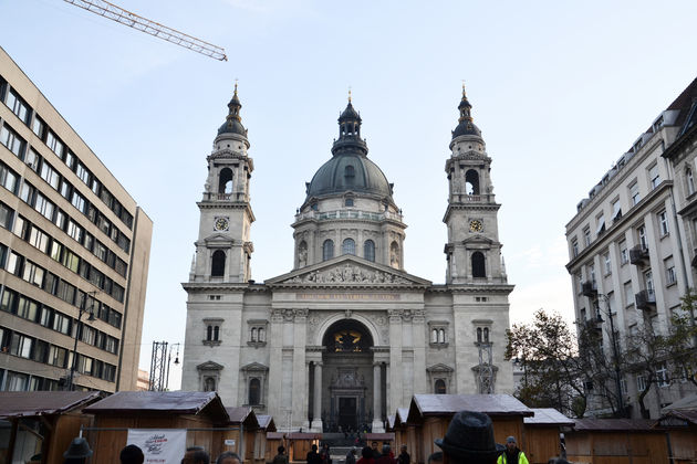 Tijdens de kerstperiode is het plein voor de kerk ook gevuld met kerststalletjes