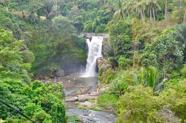 Zwemmen in de Tegenungan Waterfall