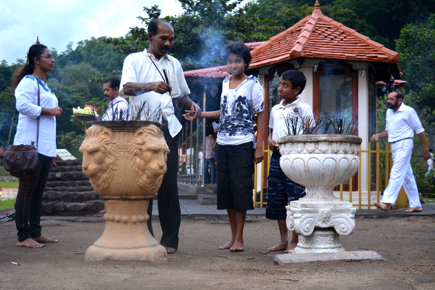 Locals bij de Temple of the Tooth