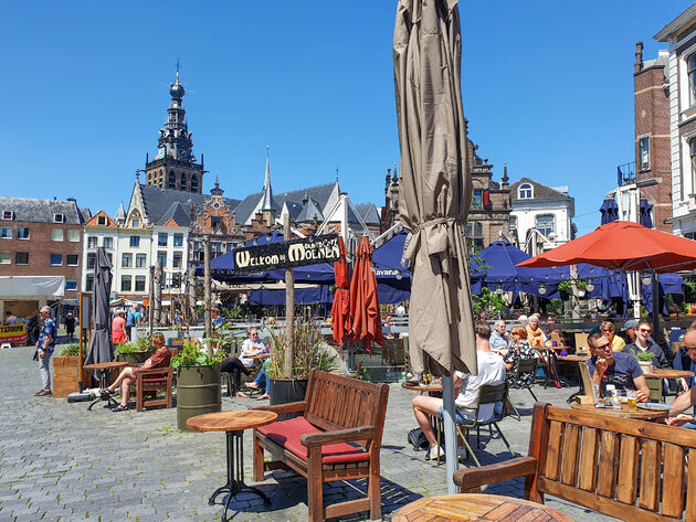 Gezelligheid op het terras in de zomer