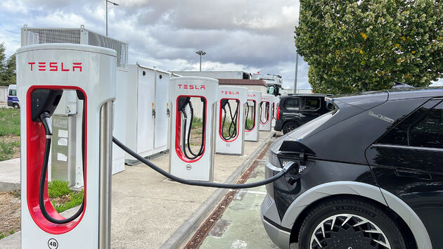 Laden bij Tesla. Bereid dat wel voor via een app want die heb je echt nodig