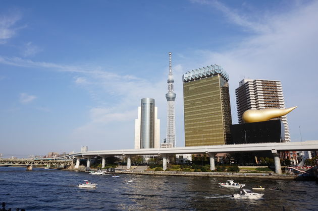 De skyline van Tokyo gezien vanaf het water