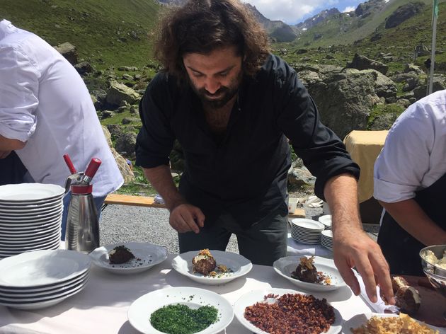 Topchefs hard aan het werk om `hun` gerechten klaar te maken en presenteren