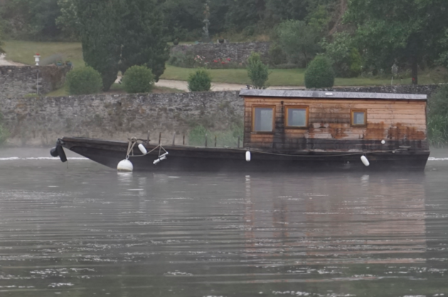 Toue in de vroege ochtend op de rivier de Mayenne