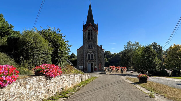 Een vertrouwd beeld tijdens de route, piepkleine gehuchtjes maar altijd met een kerk