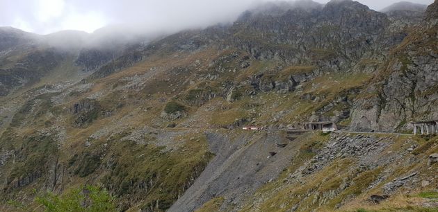 Direct na de tunnel zie je goed dat de wolken aan de andere kant van het gebergte bijven hangen