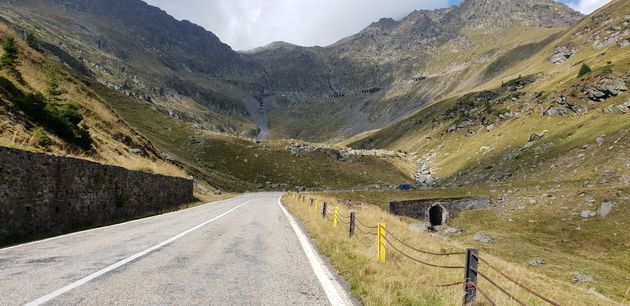 Prachtige wegen, tunnels, afgronden en in deze tijd groene bergen