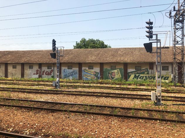 Vanuit de trein niet alleen landschappen, maar ook bijzondere gebouwen en mooie treinstations.