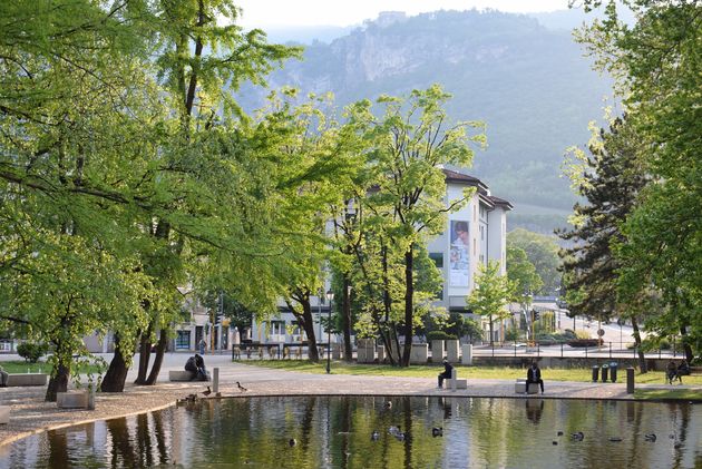 Het stadspark van Trento met het achterliggende gebergte