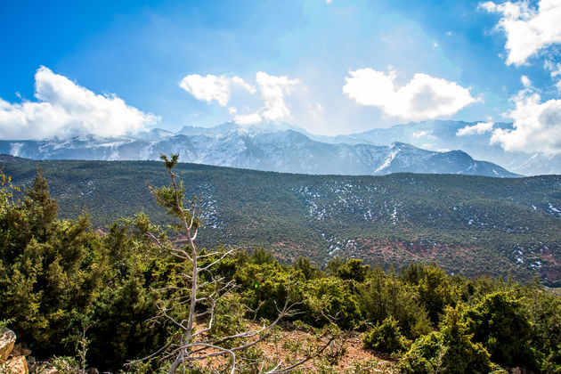 Uitzicht op de besneeuwde bergtoppen