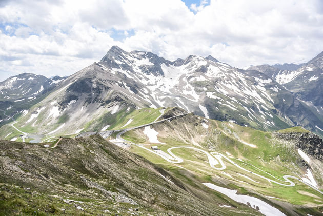 Bovenop de Edelwei\u00dfspitze heb je het mooiste uitzicht over de slingerende bergweg