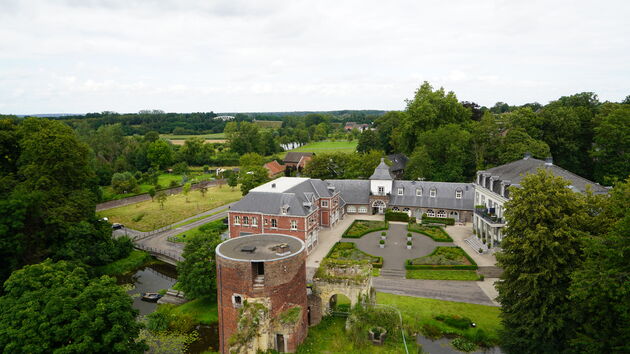 Bovenop heb je een prachtig uitzicht van de natuur in de Maasvallei.