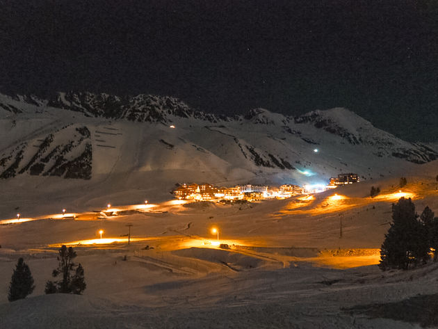 Als het donker is maken we een sneeuwschoenwandeling met dit prachtige uitzicht