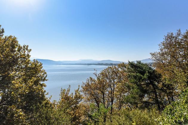 Uitzicht over het meer van Ioannina. Van hieruit zie je de bergen goed liggen!