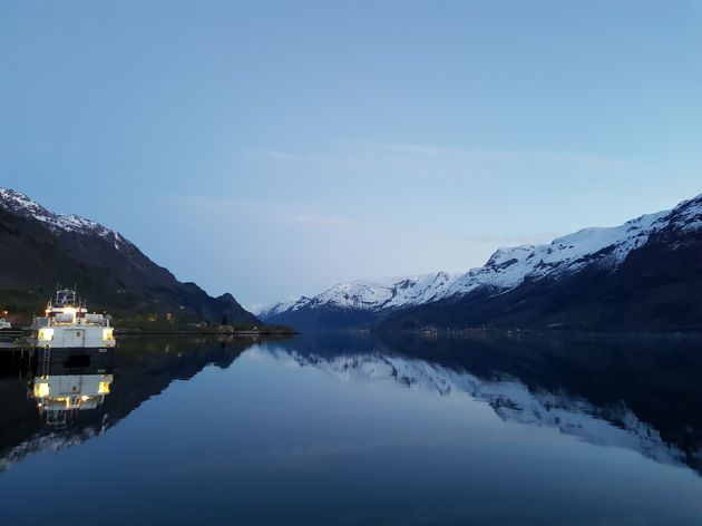 De avond valt in Ullensvang gelegen aan het Hardangerfjord