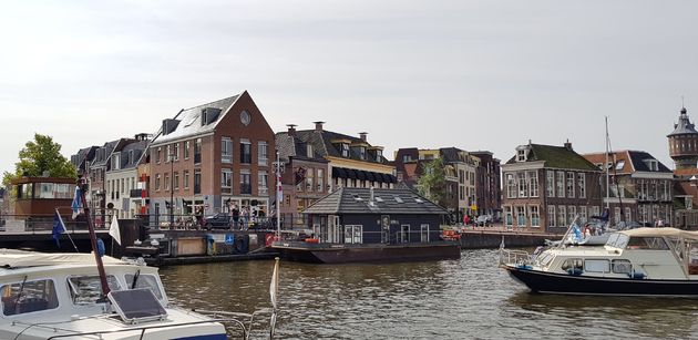 Afmeren met het Vaarhuisje voor de Waterpoort in Sneek