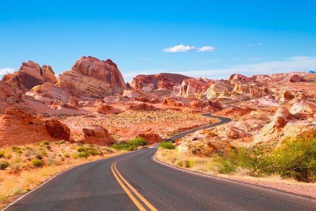 Stel je eens voor, dat je zelf door de Valley of Fire rijdt...\u00a9 littleny - Adobe Stock