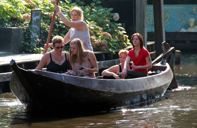 Lekker rustig op een fluisterbootje - <em>Foto \u00a9 <\/em><em> Giethoorn<\/em>