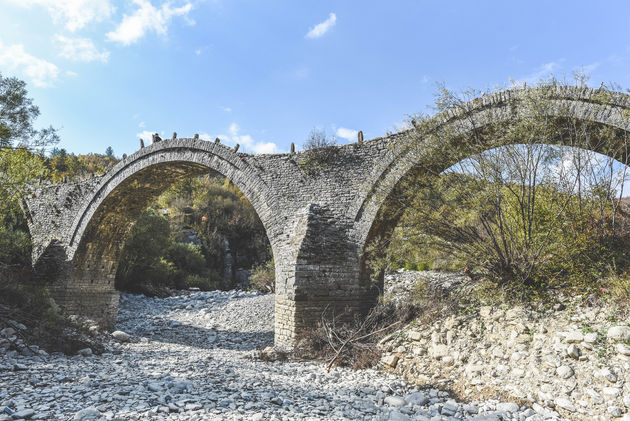 Een korte wandeling rondom een dubbele boogbrug