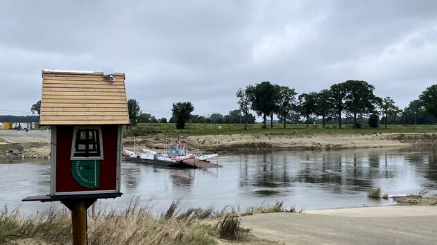 De veerpont bij Berg aan de Maas, goed is te zien welke schade de overstromingen hebben aangebracht