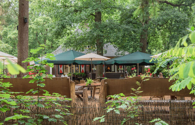 Borrelen in het bos op het terras bij Boshuis Venkraai