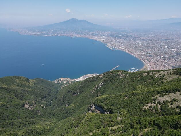 <em>Napels met op de achtergrond de Vesuvius.<\/em>