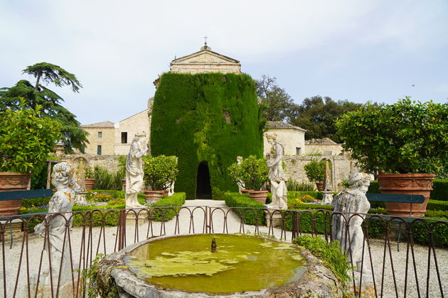 Villa Bonaccorsi Potenza Kapel met coniferen