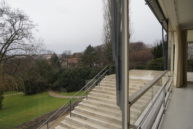 Villa Tugendhat - ramen die wegzakken in de vloer