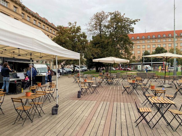 Een pop-up-barretje tegenover Vitezne Namesti plein