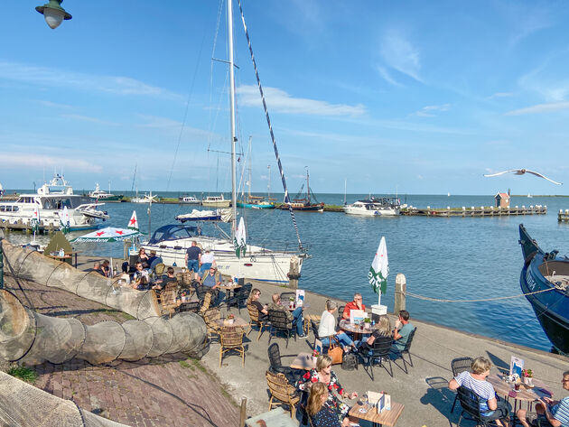 Genieten in het zonnetje op het terras in Volendam