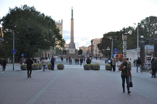 Rondom het vrijheidsmonument is het altijd druk, het is het middelpunt van de stad