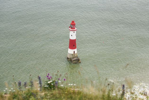 De beroemde Beachy Head vuurtoren in zee. Als het eb is kun je er te voet naartoe.