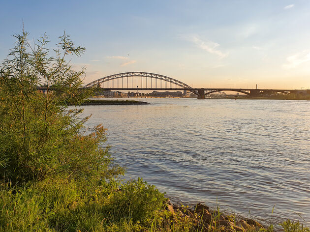 Zonsondergang achter de Waalbrug