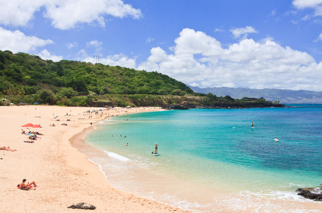 Waimea Bay is een van de beste surflocaties ter wereld\u00a9 juancat - Adobe Stock