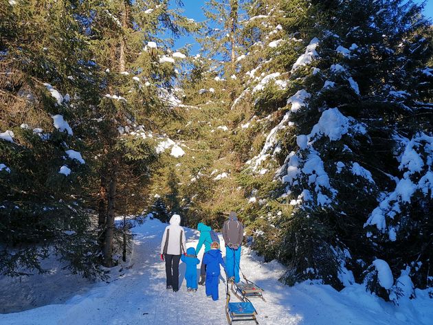 Wandelen naar de ski hut en met de slee naar beneden...