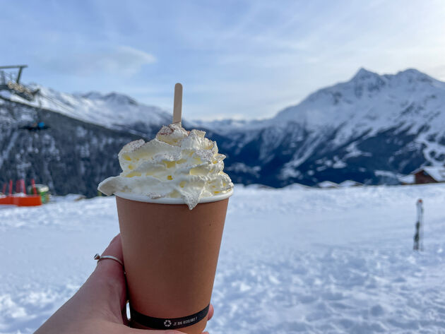 Geen wintersportvakantie is compleet zonder een warme chocolademelk m\u00e9t slagroom