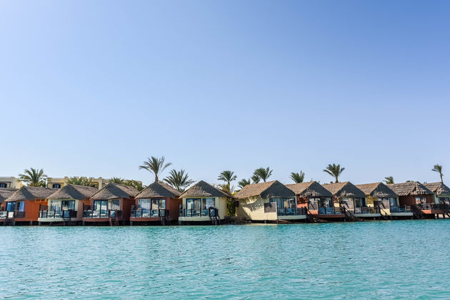 Vanaf het water ontdek je allerlei toffe plekken, zoals deze waterbungalowa