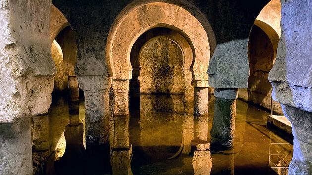 De ondergrondse watertank (aljibe) in het museum van C\u00e1ceres