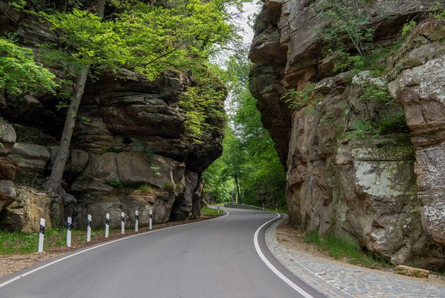 Via dit soort wegen slinger je door het Luxemburgse Mullerthal