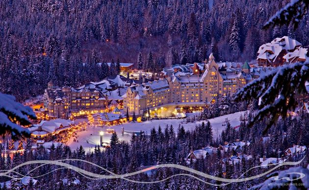 Uitzicht op het prachtig verlichte Whistler in de winter. Foto credits: Whistlerblackcomb.com