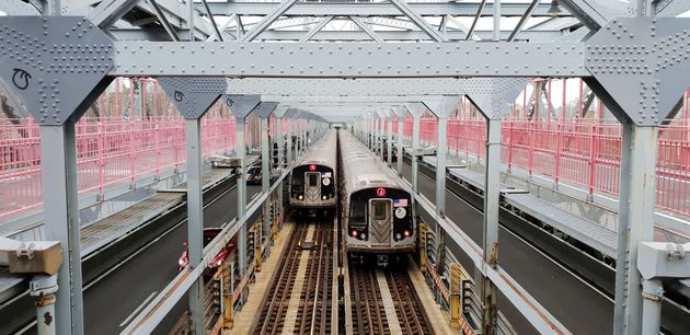 In het midden van de Williamsburg Bridge zie je pas goed hoe breed hij in werkelijkheid is