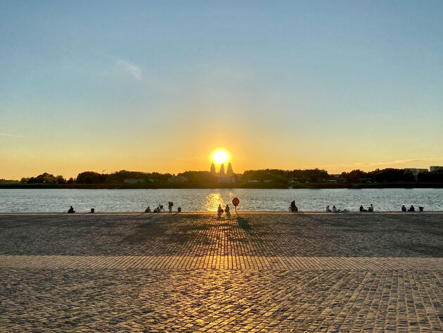 Wandel vanaf Zuid naar de Kaaien om te genieten van een mooie zonsondergang achter de Schelde