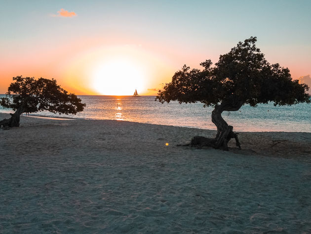 De magische zonsondergang op Eagle Beach